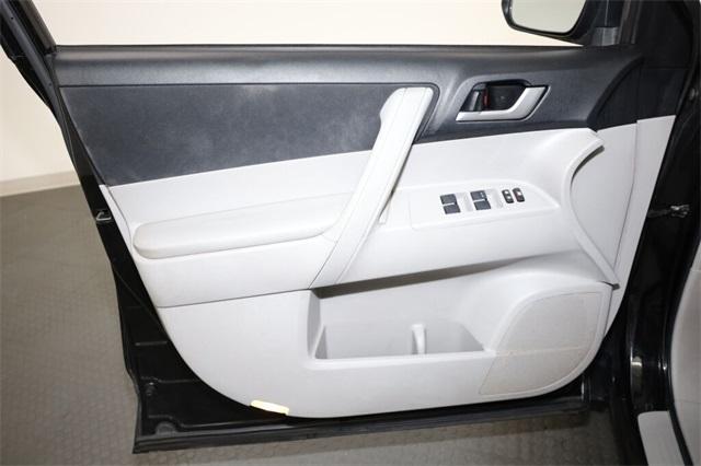 Photo of 2013 Black Toyota Highlander Hybrid