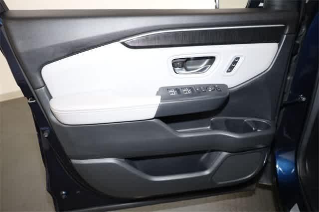 Photo of 2024 Blue Honda Pilot