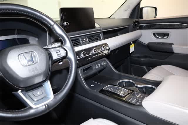 Photo of 2024 Blue Honda Pilot