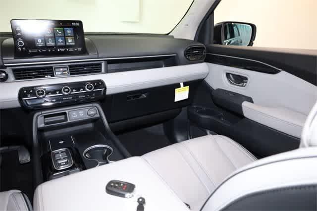 Photo of 2024 Blue Honda Pilot