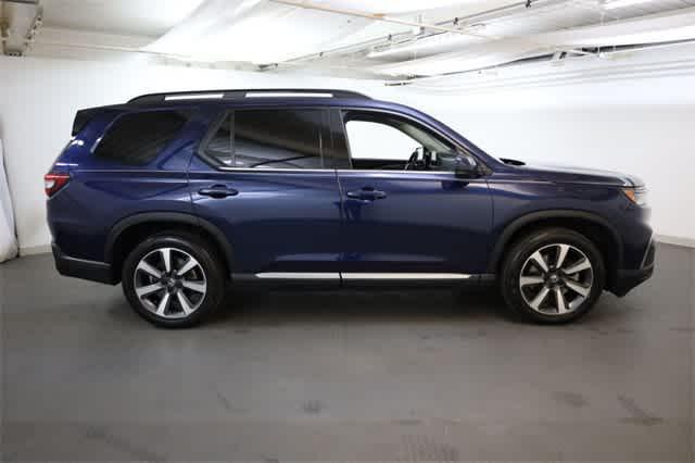 Photo of 2024 Blue Honda Pilot