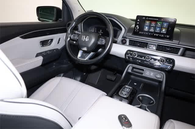 Photo of 2024 Blue Honda Pilot
