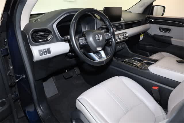 Photo of 2024 Blue Honda Pilot