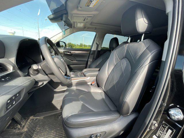 Photo of 2024 Midnight Black Toyota Highlander Hybrid