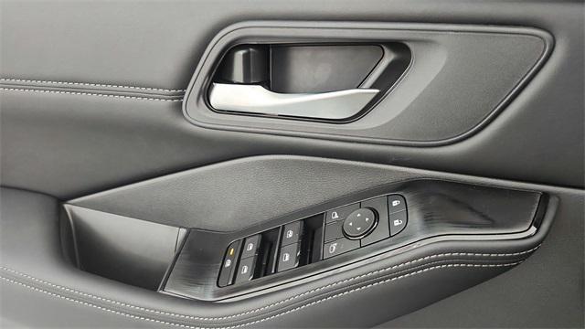 Photo of 2025 Super Black Nissan Rogue