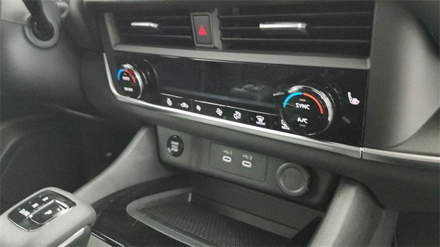 Photo of 2025 Super Black Nissan Rogue