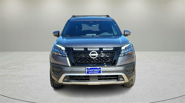 Photo of 2024 Solid Gray/Super Black Nissan Pathfinder