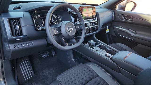 Photo of 2024 Solid Gray/Super Black Nissan Pathfinder