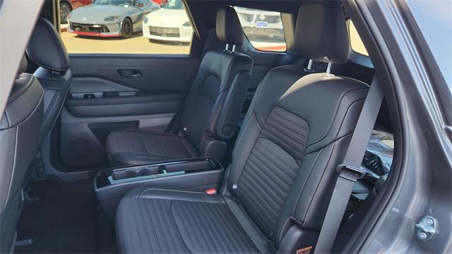 Photo of 2024 Solid Gray/Super Black Nissan Pathfinder
