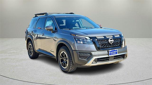 Photo of 2024 Solid Gray/Super Black Nissan Pathfinder