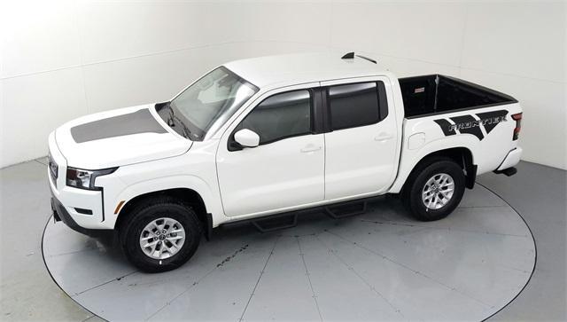 Photo of 2024 Glacier White Nissan Frontier
