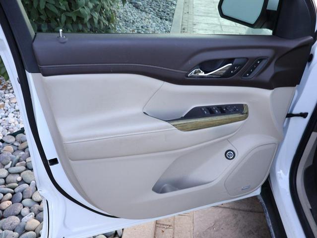 Photo of 2019 White Frost Tricoat GMC Acadia