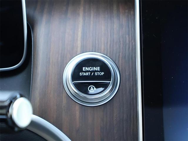 Photo of 2025 Polar White Mercedes-Benz GLC 300
