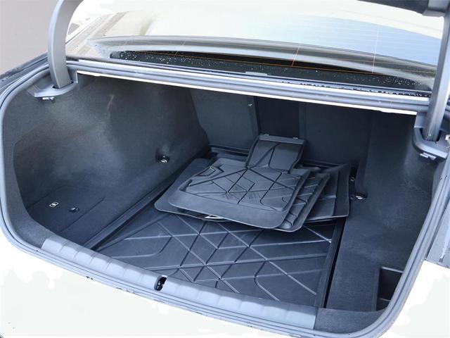 Photo of 2024 Mineral White Metallic BMW 760