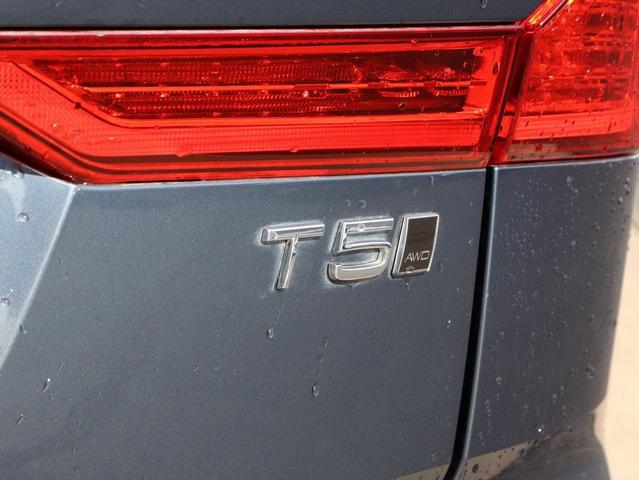 Photo of 2021 Denim Blue Metallic Volvo XC60