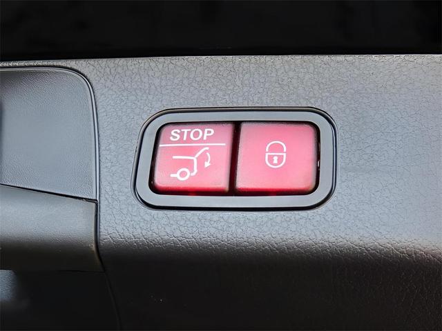 Photo of 2025 Night Black Mercedes-Benz GLB 250