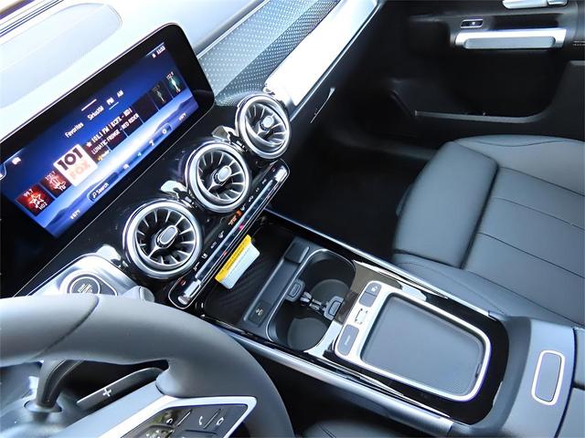 Photo of 2025 Night Black Mercedes-Benz GLB 250