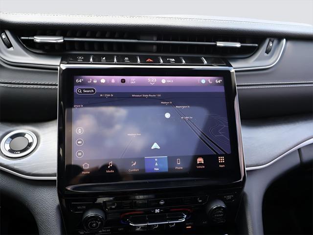 Photo of 2022 Diamond Black Crystal Pearlcoat Jeep Grand Cherokee L