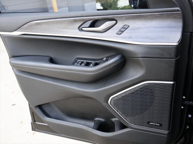 Photo of 2022 Diamond Black Crystal Pearlcoat Jeep Grand Cherokee L