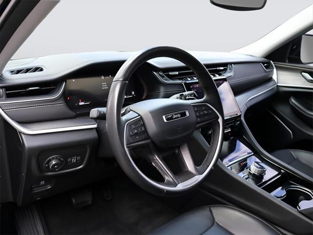 Photo of 2022 Diamond Black Crystal Pearlcoat Jeep Grand Cherokee L