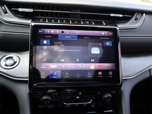 Photo of 2022 Diamond Black Crystal Pearlcoat Jeep Grand Cherokee L
