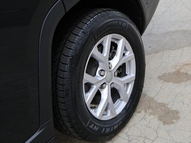 Photo of 2022 Diamond Black Crystal Pearlcoat Jeep Grand Cherokee L