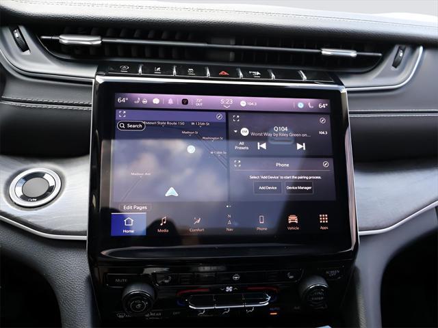 Photo of 2022 Diamond Black Crystal Pearlcoat Jeep Grand Cherokee L