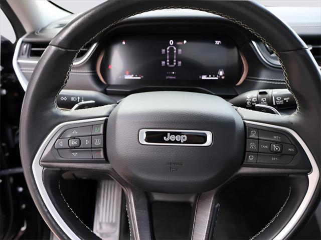 Photo of 2022 Diamond Black Crystal Pearlcoat Jeep Grand Cherokee L