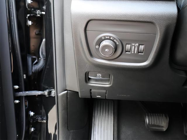 Photo of 2022 Diamond Black Crystal Pearlcoat Jeep Grand Cherokee L