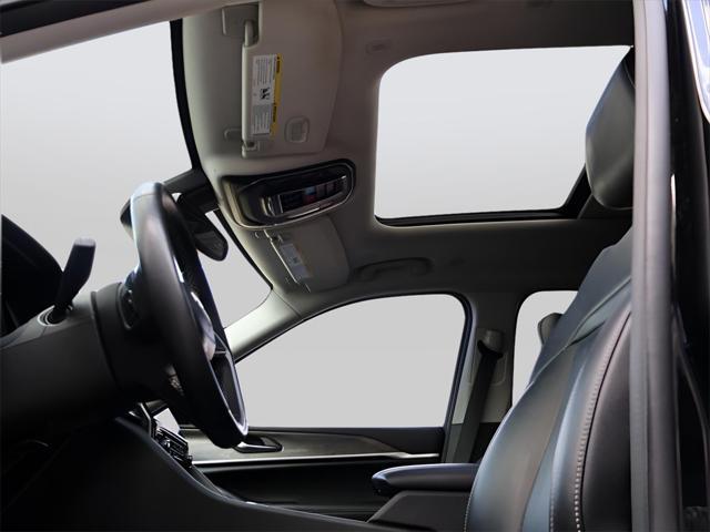 Photo of 2022 Diamond Black Crystal Pearlcoat Jeep Grand Cherokee L