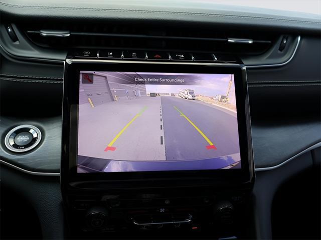 Photo of 2022 Diamond Black Crystal Pearlcoat Jeep Grand Cherokee L