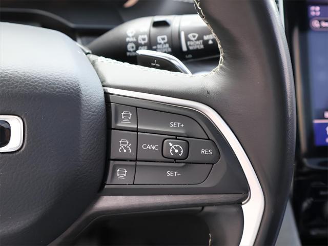 Photo of 2022 Diamond Black Crystal Pearlcoat Jeep Grand Cherokee L