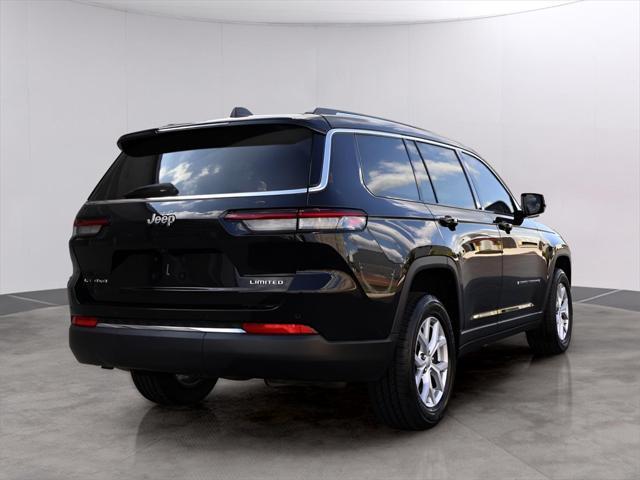 Photo of 2022 Diamond Black Crystal Pearlcoat Jeep Grand Cherokee L