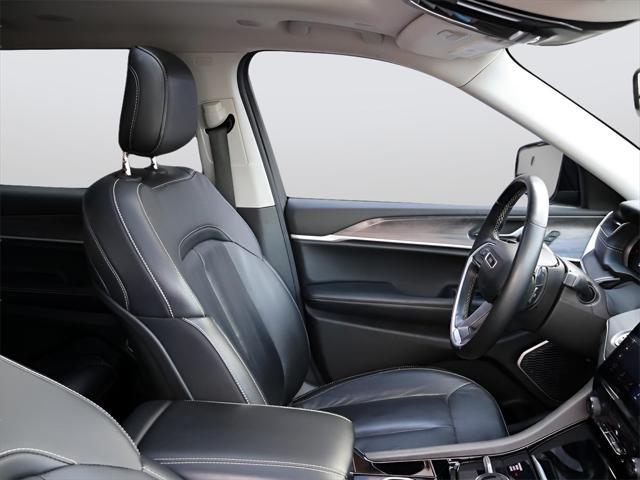 Photo of 2022 Diamond Black Crystal Pearlcoat Jeep Grand Cherokee L