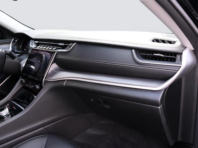 Photo of 2022 Diamond Black Crystal Pearlcoat Jeep Grand Cherokee L