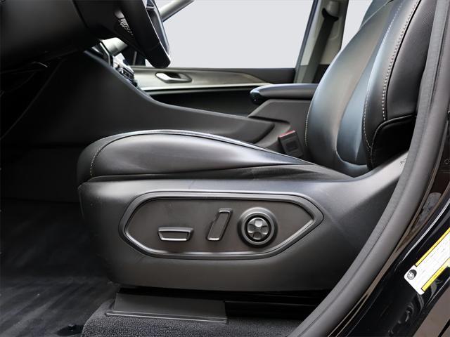 Photo of 2022 Diamond Black Crystal Pearlcoat Jeep Grand Cherokee L