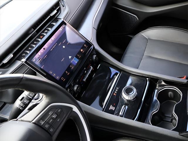 Photo of 2022 Diamond Black Crystal Pearlcoat Jeep Grand Cherokee L
