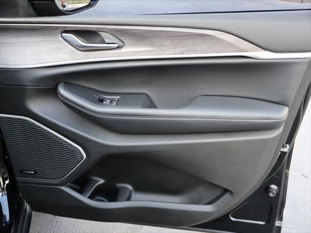 Photo of 2022 Diamond Black Crystal Pearlcoat Jeep Grand Cherokee L