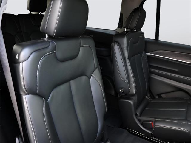 Photo of 2022 Diamond Black Crystal Pearlcoat Jeep Grand Cherokee L