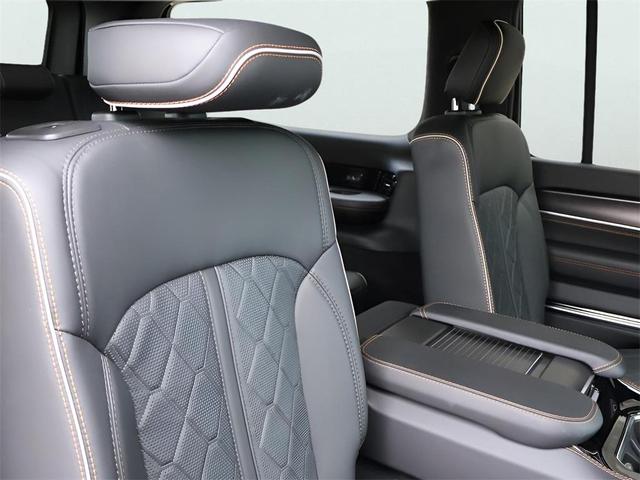 Photo of 2024 Diamond Black Crystal Pearlcoat Jeep Grand Wagoneer