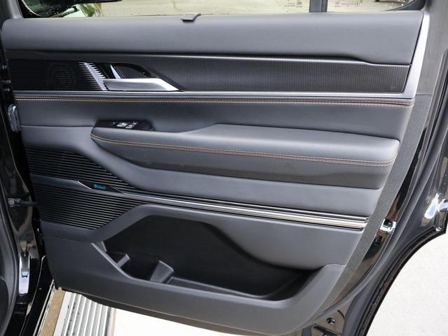 Photo of 2024 Diamond Black Crystal Pearlcoat Jeep Grand Wagoneer