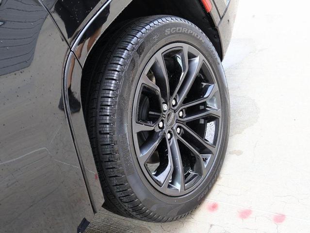 Photo of 2024 Diamond Black Crystal Pearlcoat Jeep Grand Wagoneer