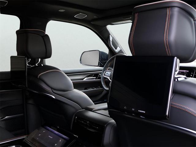 Photo of 2024 Diamond Black Crystal Pearlcoat Jeep Grand Wagoneer