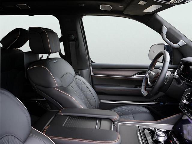 Photo of 2024 Diamond Black Crystal Pearlcoat Jeep Grand Wagoneer