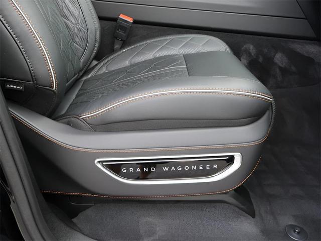 Photo of 2024 Diamond Black Crystal Pearlcoat Jeep Grand Wagoneer