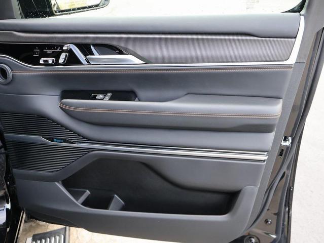 Photo of 2024 Diamond Black Crystal Pearlcoat Jeep Grand Wagoneer