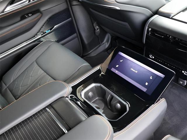 Photo of 2024 Diamond Black Crystal Pearlcoat Jeep Grand Wagoneer