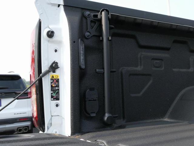 Photo of 2025 Summit White GMC Sierra 2500