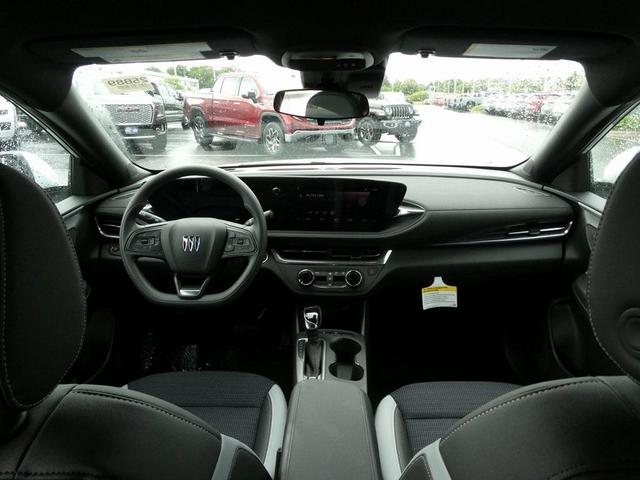 Photo of 2025 Summit White Buick Envista