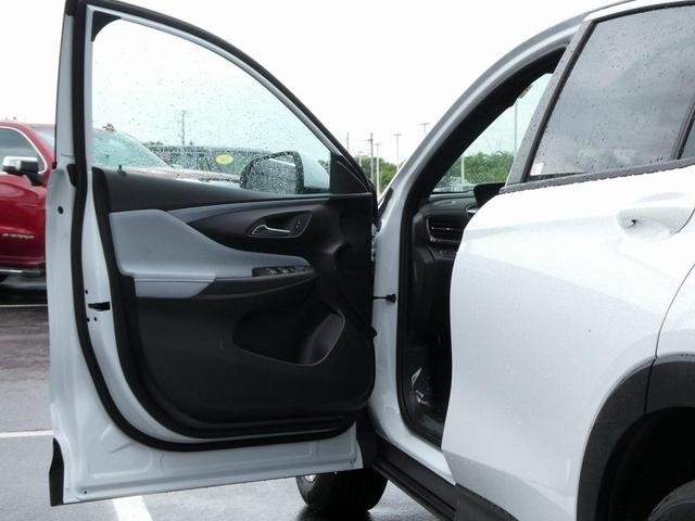 Photo of 2025 Summit White Buick Envista